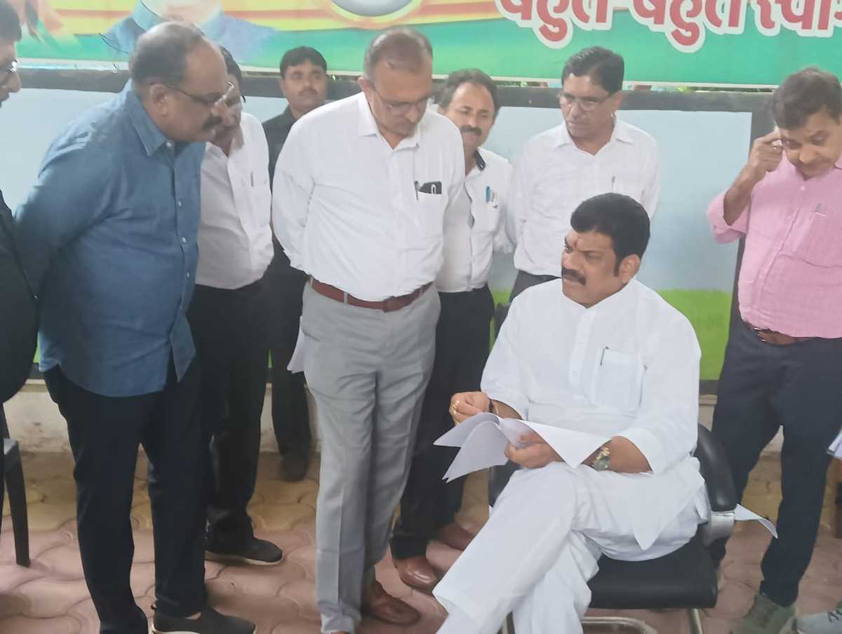 पदोन्नति के मामले को लेकर राजस्व मंत्री से मिले राजस्व अधिकारी ,सौंपा ज्ञापन